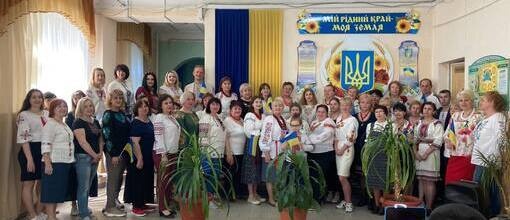 Вчителі заспівали "Гімн України" та " Ой ,у лузі червона калина"